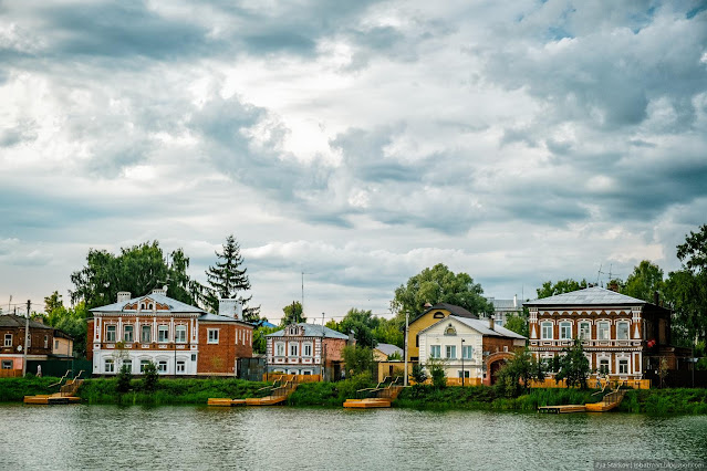 Старые усадьбы на берегу пруда