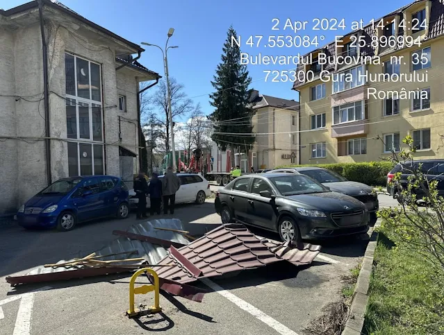 FOTO Acoperiș de bloc smuls de vânt și aruncat peste mașinile din parcare, la Gura Humorului. Probleme și în municipiul Suceava