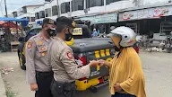 HUT Bhayangkara ke 75, Sat Sabhara Polres Lhokseumawe Bagikan Masker di Kawasan Cunda