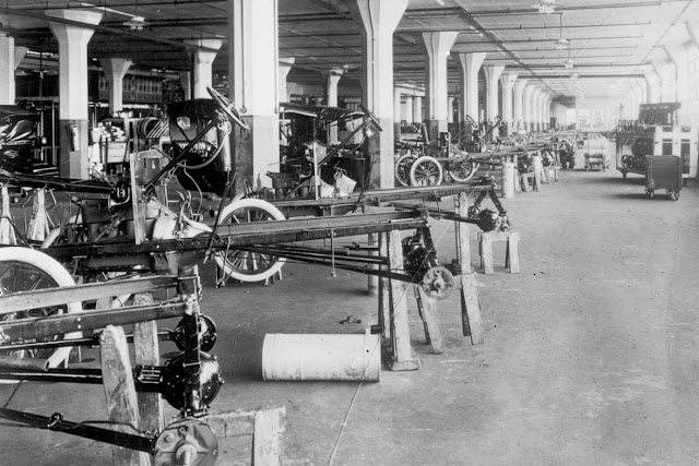 Fotografías de la línea de montaje del Ford T a principios del siglo XX