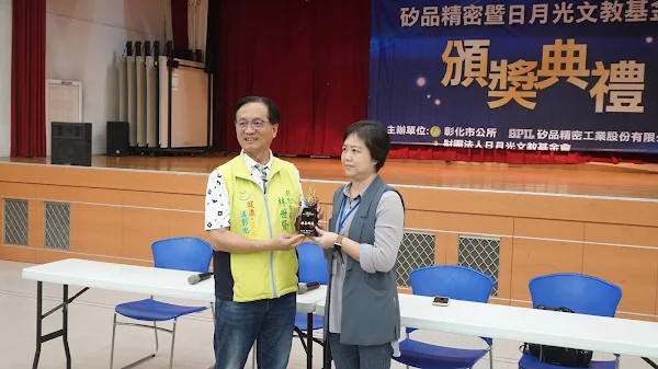 ▲林世賢市長頒獎應座給矽品公司人力資源處員工服務部黃相萍部經理表揚該公司熱心公益。（記者林明佑攝）