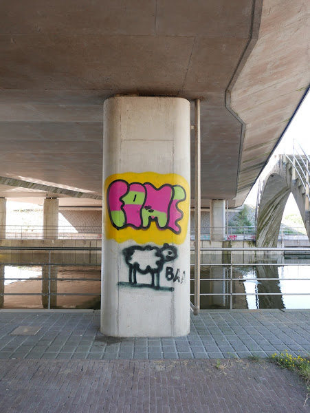 Graffiti op pijler