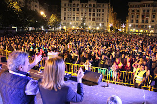 Miles de personas celebran en Herriko Plaza la nochevieja anticipada organizada por hosteleros