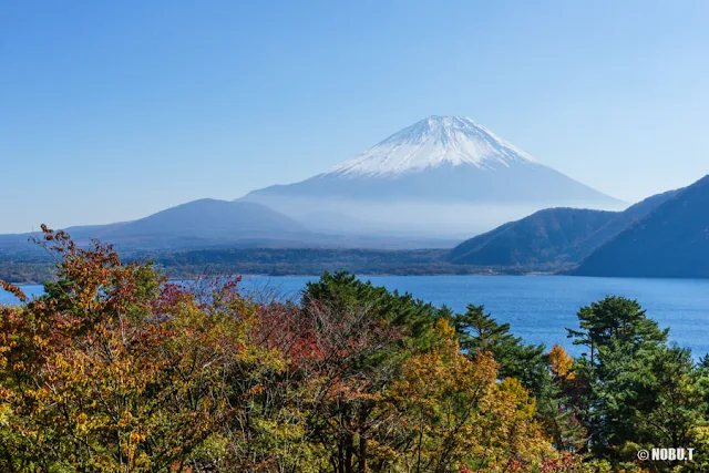 本栖湖西岸からの富士山