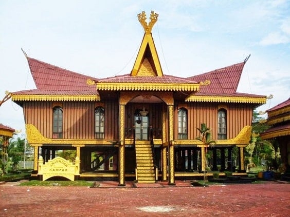 Rumah Adat Provinsi Riau “Selaso Jatuh Kembar” 