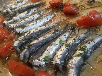 Sardinas a las finas hierbas con tomates asados