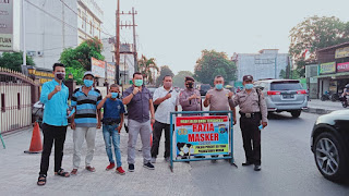 Polsek Percut Sei Tuan Bagi Masker Ke Pengguna Jalan