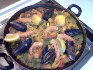 Imagen de una paella sobre el fogón de una cocina,