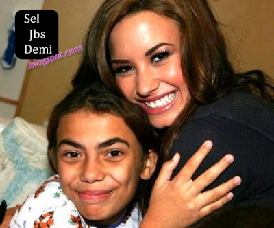 Demi Lovato Hospital on 01 Demi Lovato En Un Hospital De Ayuda Para Ni  Os