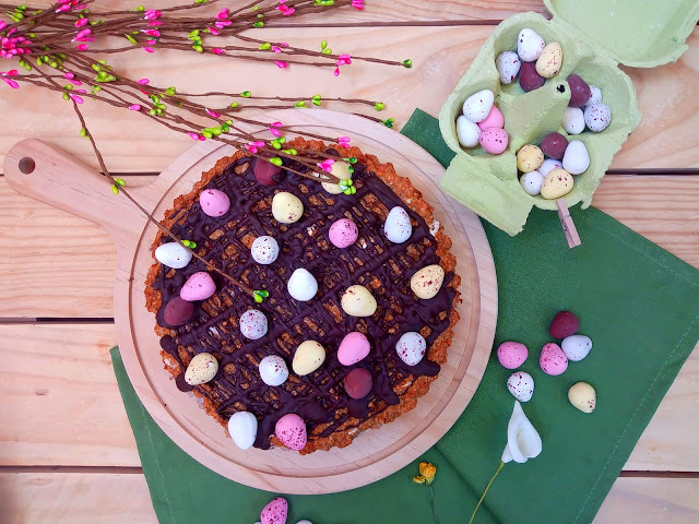 Galleta gigante de Pascua de avena y zanahoria. Easter mega cookie. Chocolate, pecosos, Lacasitos, huevos, receta de semana santa, con horno, sencilla, rápida, fácil, rica, saludable, merienda, desauyuno, postre Cuca