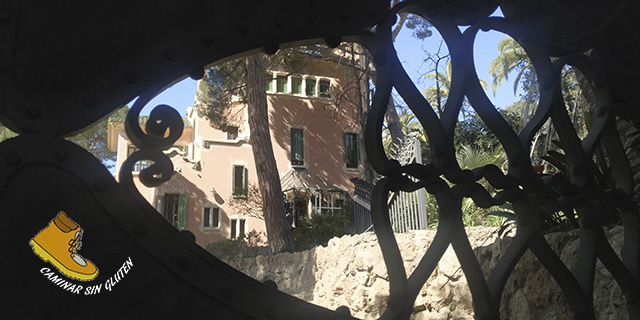 Casa de Gaudí en el Parque Güell a través del cerramiento