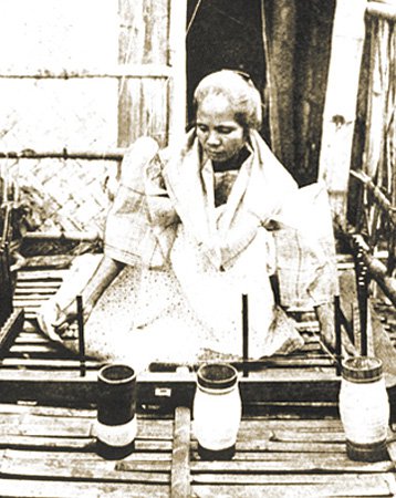 Capiznon woman preparing piña fibers for weaving