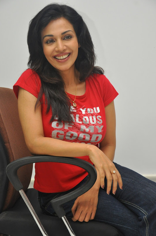 ASHA SAINI AKA MAYURI IN RED TSHIRT amp JEANS STILLS gallery pictures