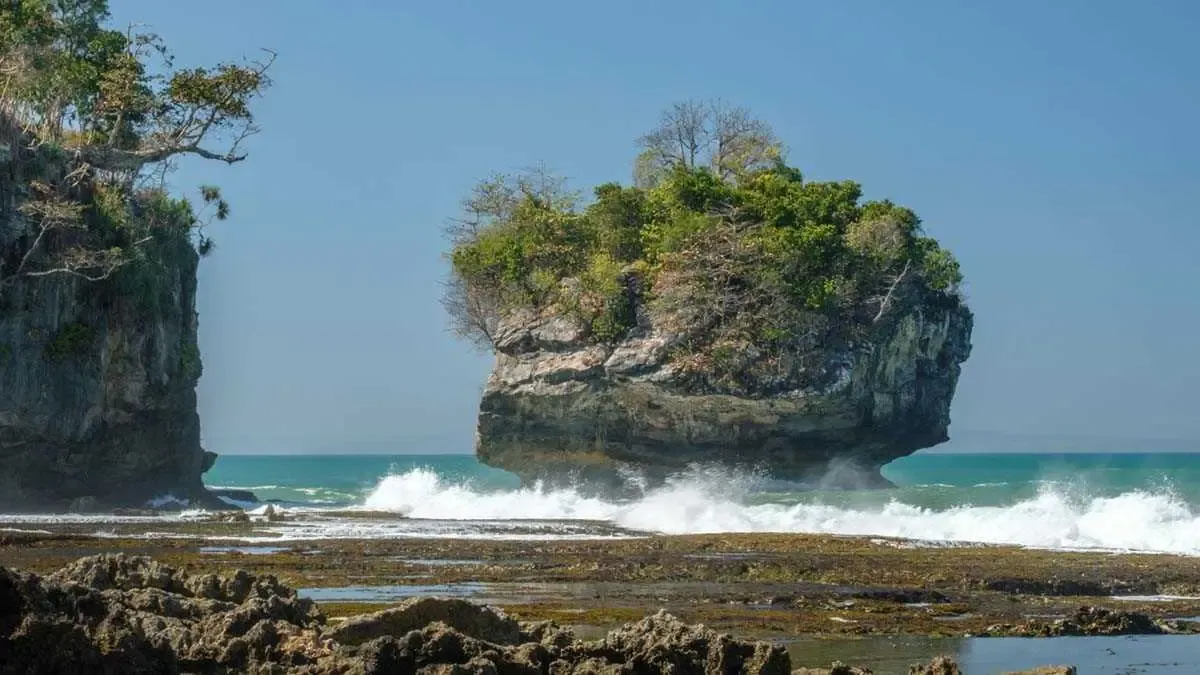 Pantai Karang Bokor