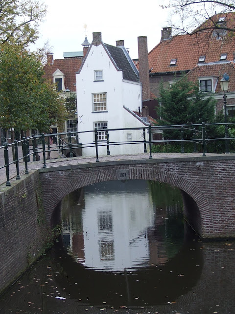 Amersfoort, het witte pandje spiegelt zich onder de brug