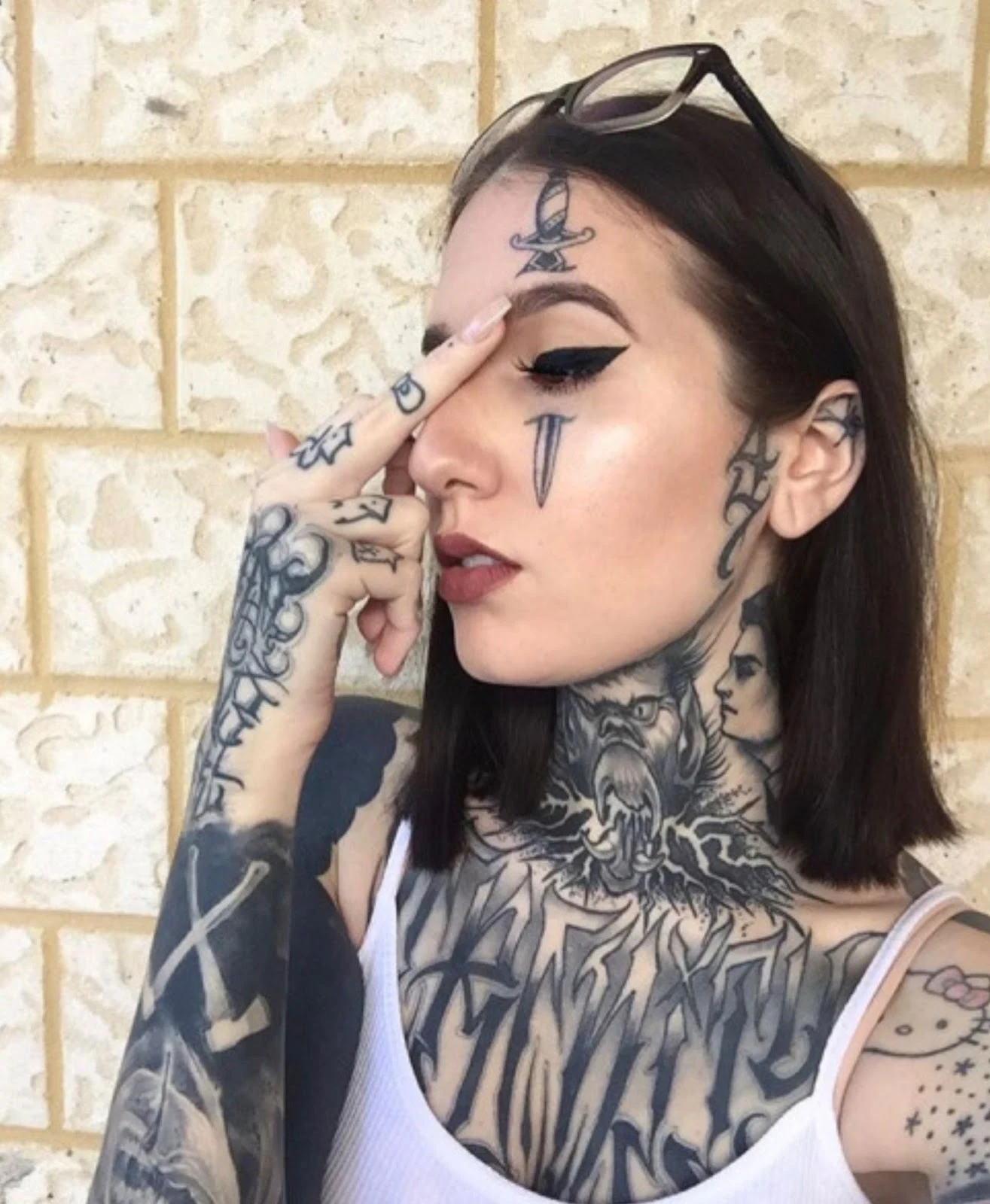 Tatuajes faciales pequeños pero atrevidos para chicas