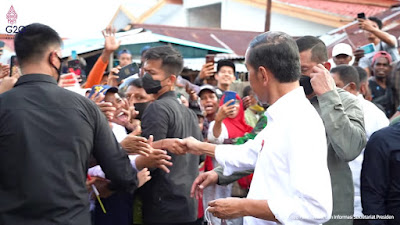 Antusias Emak-emak Hingga Anak Sambut Jokowi di Maluku