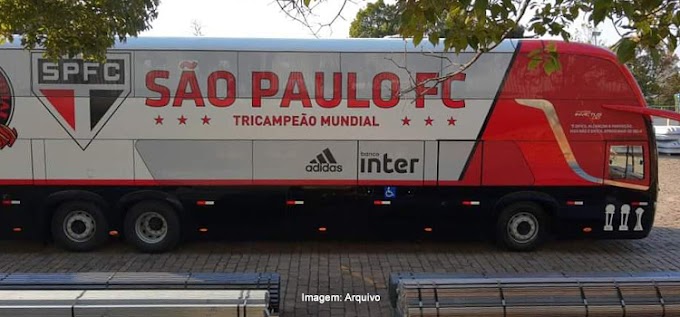 Luis Fabiano tira foto e faz vídeo com novos ônibus do São Paulo: "Ficou bonito demais"