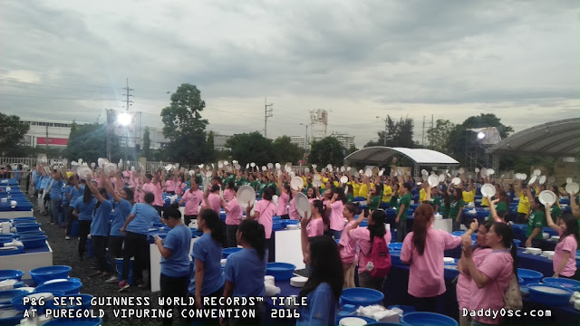 VIPuring members washing the dishes for Guinness World Records