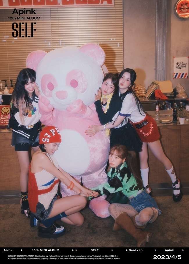 Foto conceptual del grupo Apink con el muñeco panda que simboliza su fandom.