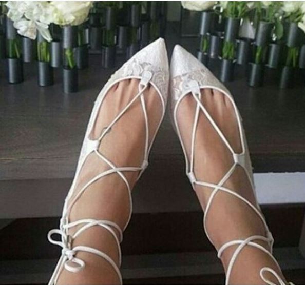 Foto dos pés da noiva sapatilha estilo bailarina
