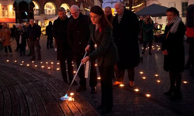 Princess Marie wore a dark green belted wool jacket and a sky blue turtleneck wool sweater. The AIDS Foundation. Hvidovre Hospital