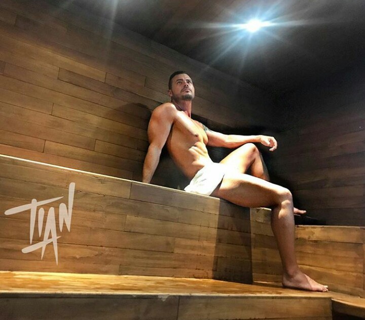 tian en sauna desnudo