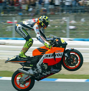 Aksi Wheelie Dari Valentino Rossi