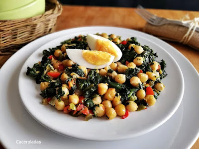 Garbanzos salteados con espinacas y huevo