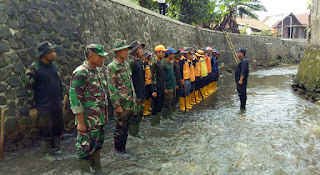 Satgas Citarum Sektor 22 Sub 10 Karya Bhakti Gabungan Pembersihan Sampah di Aliran Sungai Cijalupang