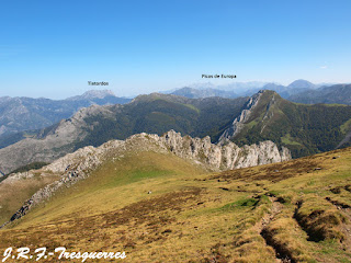 Tiatordos y Picos de Europa desde la subida al Collado de las Agujas