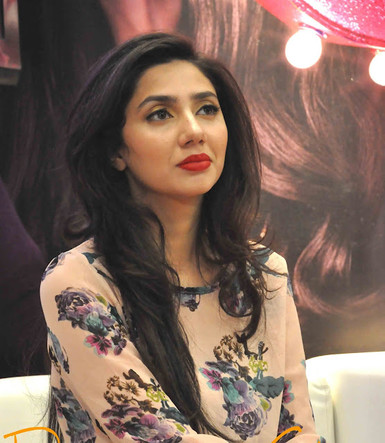 Beautiful Mahira Khan HD Wallpaper