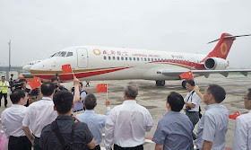 Funcionários comemoram primeiro voo comercial bem sucedido do ARJ21-700