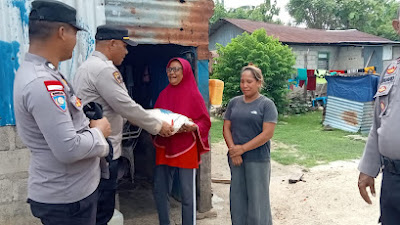 Wujud Kepedulian Polri kepada Masyarakat, Polres Rote Ndao Lakukan Baksos Bagi Sembako di Rote Timur 