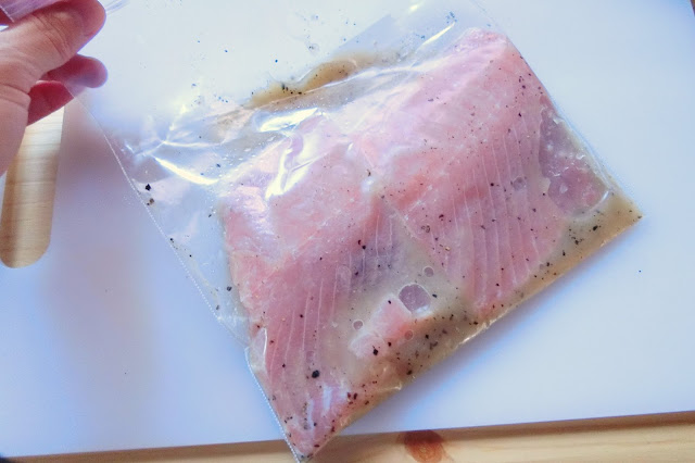 鮭を半分の長さに切り、【調味料】に浸けこみ、軽くもみ込んで冷蔵庫でひと晩寝かせます。