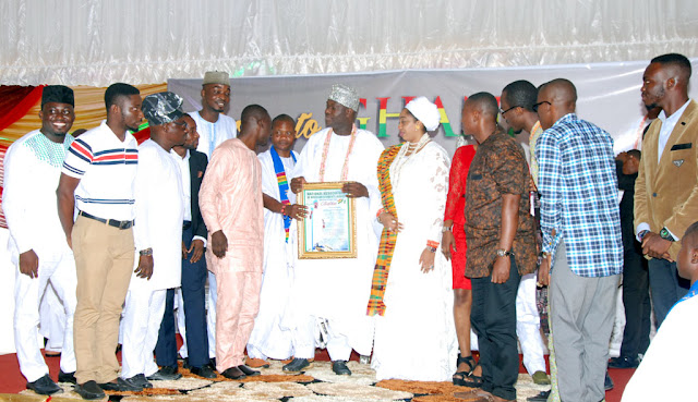 The Ghanaian President presenting #Kente to the Ooni of Ile-Ife in Accra