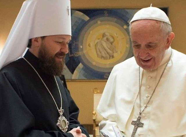 Troca de presentes entre o Papa Francisco e o representante do Patriarcado putinista