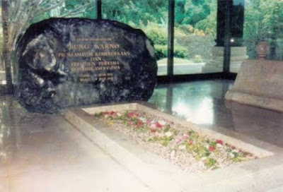 [Image: makam-sukarno-1.jpg]