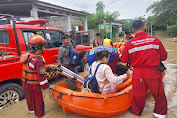 Tim Damkar Kabupaten Bekasi Terus Bantu Warga Terdampak Banjir