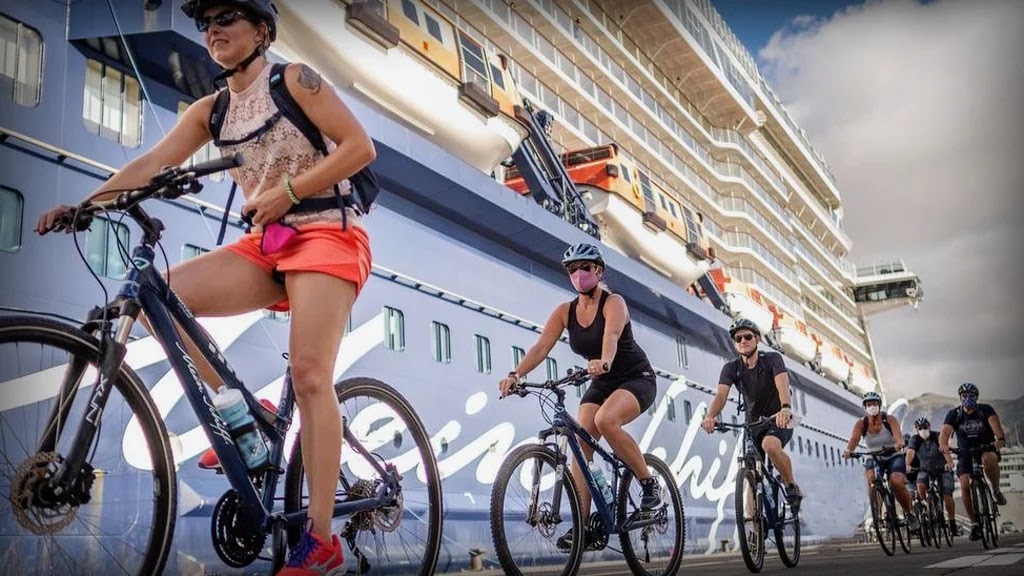 Turistas en bicicleta saliendo del Puerto de Santa Cruz de Tenerife (Foto: ED).