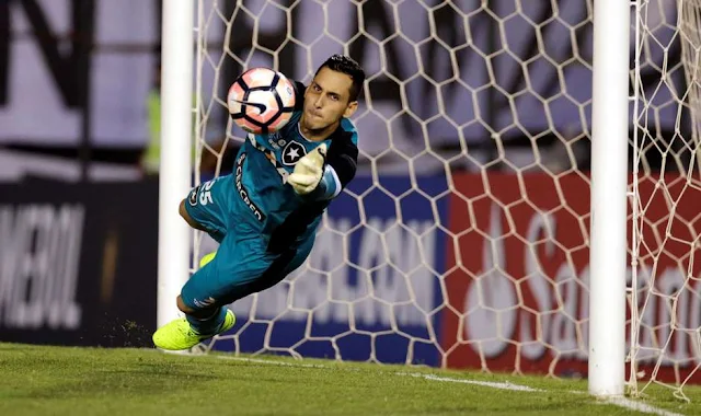 Goleiro Catito em uma de suas defesas Foto: Reuters