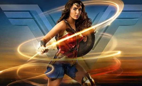 apa saja senjata yang digunakan Wonder Woman?