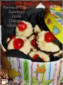 http://www.pecorelladimarzapane.com/2013/09/pasticcini-al-cocco-con-base-al.html