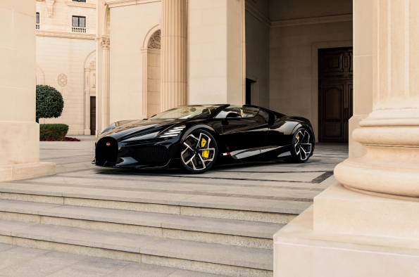 El Bugatti W16 Mistral se dirige a Riad durante la gira por Oriente Medio