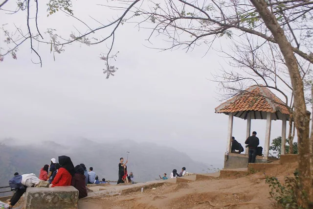 foto suasana puncak kebun buah mangunan