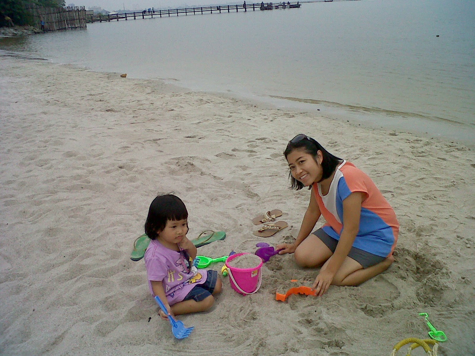  Gambar  Kumpulan Gambar  Anak  Asyik Bermain  Pasir Pantai 