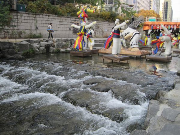 Sungai Cheonggyecheon (seoul), Sungai Bersih Ini Dulunya Kumuh Dan Kotor [ www.BlogApaAja.com ]