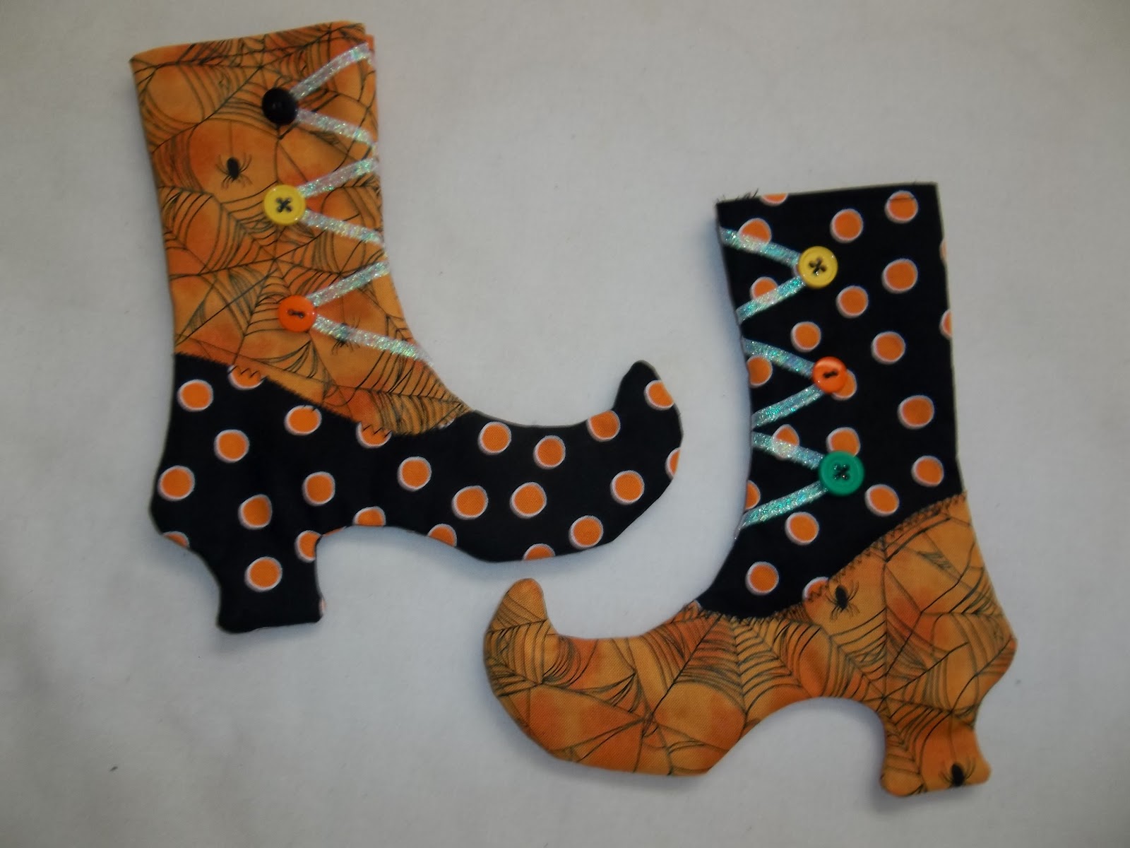 http://sharonsews.blogspot.com/2011/10/tutorial-sew-witch-stocking-shoe-treat.html