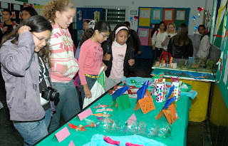 Alunos observam trabalhos sobre a Região Norte do Brasil