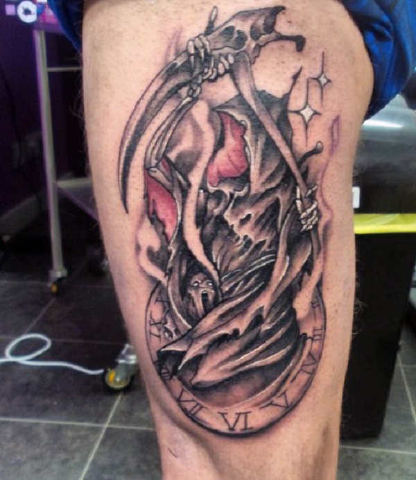 Outro rosto Grim Reaper tatuagem com um relógio. O relógio pode indicar o tempo restante para a esquerda antes da morte, como a morte varre e leva a alma junto. 